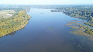 Göletin kenarındaki kuş izleme cenneti