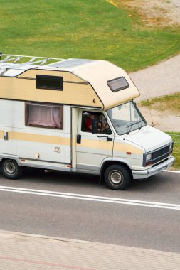 Minibüs yeşil tarlalarda maceraya çıktı