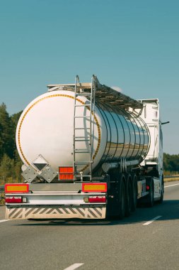 Güneşli otoyolda giden bir tanker.