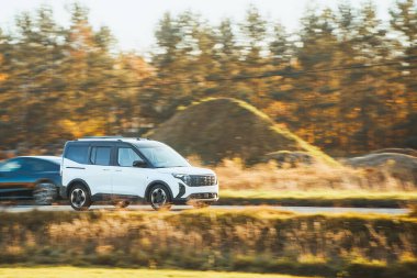 Kırsala yakın beyaz bir araba.