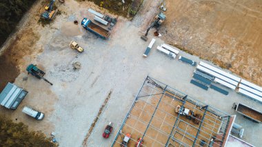 İnşaat alanının güneş doğarken insansız hava aracı görüntüsü