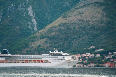 Kotor Körfezi 'nde lüks yolcu gemisi.