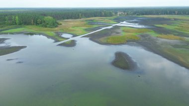 Aşırı kuraklıktan dolayı göl yatağı alınıyor.