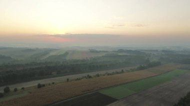 Sabah sisinin içinden gün ışığı doğuyor.
