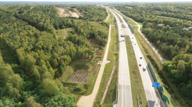 Orman manzarası boyunca havadan otoyol manzarası