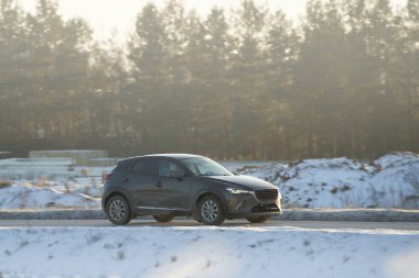 Kar yağışlı kış gününde SUV