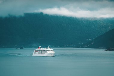 Seyahat gemisi sakin denizi aşar