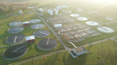 Atık su geri dönüşümü ve arıtma istasyonu hava görüntüsü