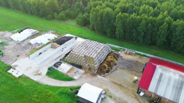 Saman balyaları ve toprak depolama ile resim çiftliği