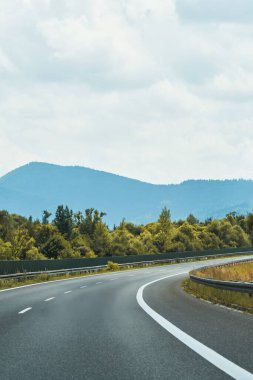 Arabalı açık yol ve manzaralı gökyüzü manzaralı