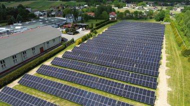 Günbatımı gökyüzünün altındaki güneş panelleri Havacılık görüşü çevre dostu enerji kaynağı