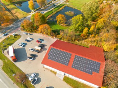 Çatıdaki güneş paneli teknolojisiyle enerji tasarruflu ev