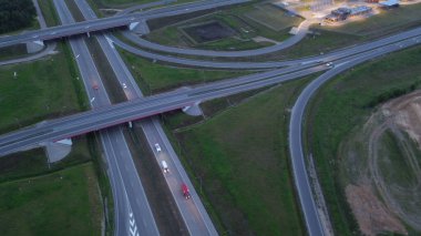 Araçlarla yol kesişiminin hava fotoğrafı
