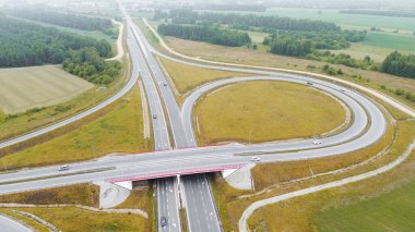 Yeşil alanlarla çok şeritli kavşağın yukarıdan görüntüsü