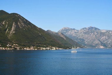 Kotor Körfezi 'ndeki huzurlu sular ve dağlar