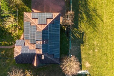 Güneş ışığından yararlanan sürdürülebilir çatı güneş panelleri