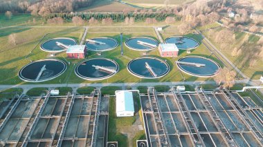 Atık su arıtma sistemindeki dairesel havzalar