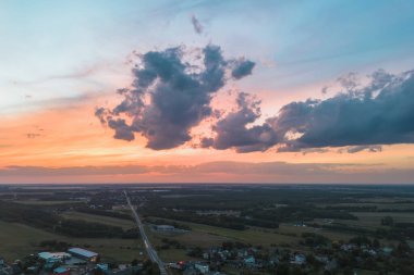 Kırsal kesimde fırtına bulutlarıyla birlikte turuncu gökyüzü batımı