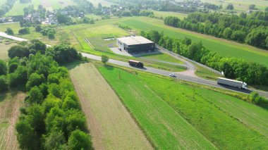 Yeşil alanlarla çevrili dağıtım merkezi