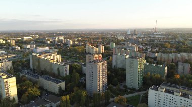 Batan güneşin altında kentsel yerleşim binaları
