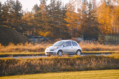 Kırsal yolda modern beyaz hatchback