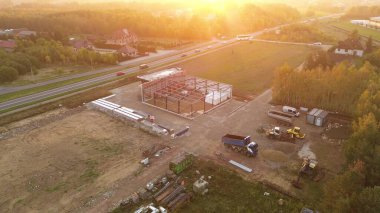 İşçiler güneşli bir günde ticari mülk inşa ediyorlar