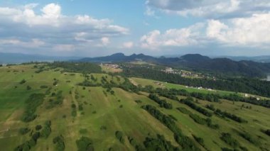 Polonya 'da yaz boyunca yemyeşil tarlaların ve dağların insansız hava aracı görüntüleri.