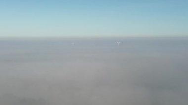 Sabahın sisinde sisli hava aracı görüntüsü..