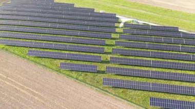 Yeşil enerji güneş panelleri sahada