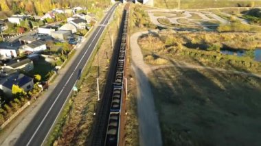 Otoyol boyunca kömür taşıyan hava manzaralı tren.