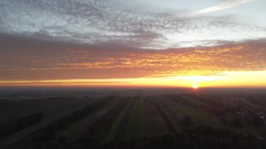 Sakin kırsal alanda gün doğumu