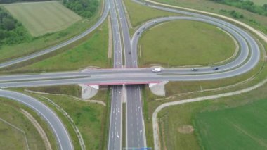 Otoyol trafiğiyle dolu üstgeçit