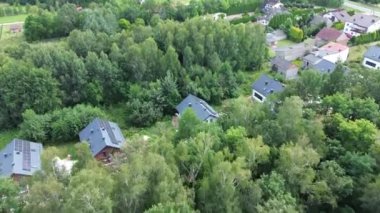 Kırsal alanda sürdürülebilir yaşamı kucaklayan güneş panelleri olan modern bir ev.