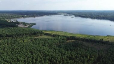 Sessiz Göl kıyısında yaz günü