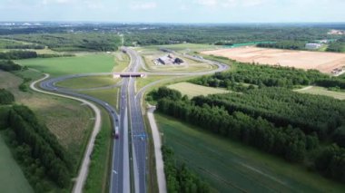 Yeşil alanlarla çok şeritli kavşağın yukarıdan görüntüsü