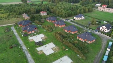 Sıra evleri ve havadan manzaralı modern yerleşim yerleri