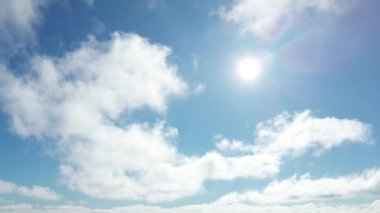 Altın Gün Batımı ve Berrak Mavi Gökyüzü