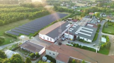 Temiz enerji için güneş panelli fabrika