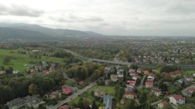 Çevresi yemyeşil dağlarla çevrili manzaralı bir köy.