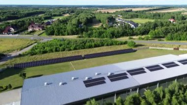 Evin çatısı üzerindeki güneş panelleri.