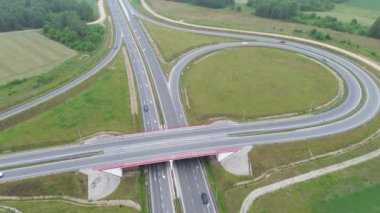 Hareket eden araçlarla çevre yolu üst geçidi