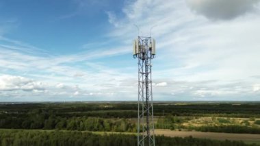 Açık alan görünümünde mobil ağ anten kulesi