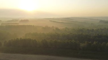 Şafak sisi tarlaları ve orman vadilerini kaplıyor
