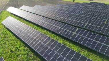 Güneş panelleri üzerinde günbatımı bitkide yenilenebilir enerji üretiyor