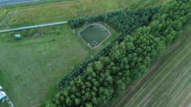 Isı değişim sistemi için su deposunun drone görüntüsü