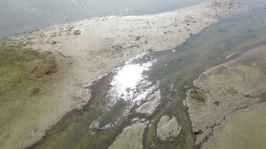 Küçülen nehir manzaralı çatlamış toprak