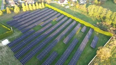 Manzarada güneş panelleri olan yeşil enerji çiftliği