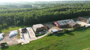 Saman balyaları ile yeşil çiftlik ve kış için bitki depolama