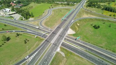 Orman bölgesindeki otoyolun hava görüntüsü