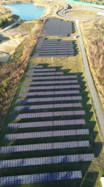 Yakınındaki yolda dikey güneş çiftliği görüntüsü